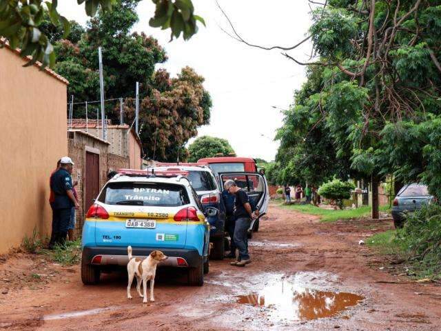 Ladr&otilde;es rendem fam&iacute;lia na sa&iacute;da de casa e levam ve&iacute;culos no Aero Rancho