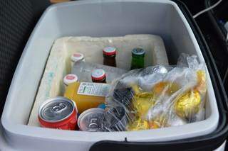 Os produtos ficam dentro da caixa térmica para não estragarem (Foto: Alana Portela)