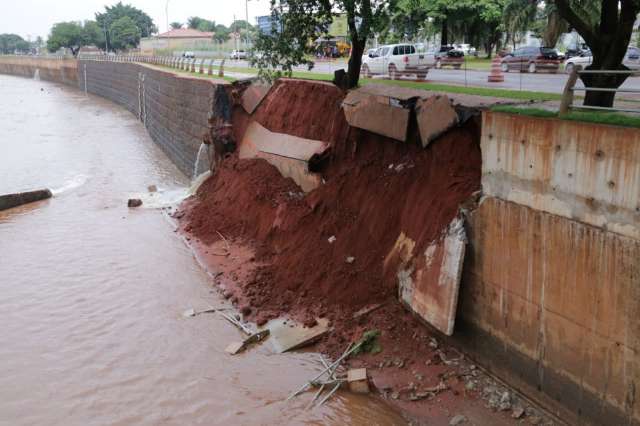 Placas de concretos caem durante a chuva ao longo da Ernesto Geisel