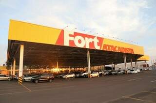 Fort Atacadista tem 7 lojas em Campo Grande. (Foto: Kisie Ainoã)
