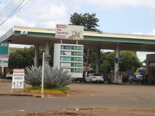 Posto de combustíveis da Hayel Bon Faker vende gasolina no dinheiro por R$ 4,749 hoje, mas preço normal é de R$ 4,849 (Foto: Helio de Freitas)