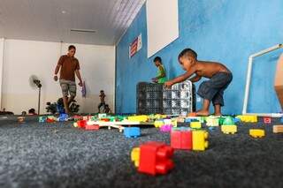 Na Casa de Passagem da Cruz Vermelha as crianças venezuelanas brincam para passar o tempo (Foto: Henrique Kawaminami)