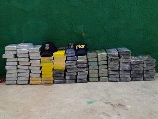 Tabletes da droga que foram encontrados no caminhão. (Foto: Divulgação/PRF) 
