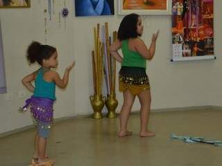 Isis à esquerda dançando a dança do ventre com a colega Maria Luiza (Foto: Alana Portela)