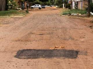 Moradores do Tijuca questionam tapa buracos em rua sem asfalto