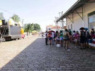 Os foliões começaram a chegar na Esplanada Ferroviária, no bairro Cabreúva (Foto: Kísie Ainoã)