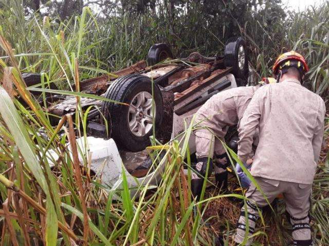 Camionete capota por 30 metros ap&oacute;s aquaplanar na BR-359