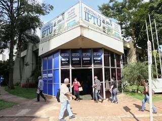 No pen&uacute;ltimo dia com desconto de IPTU, fila de espera demora em m&eacute;dia 20 minutos