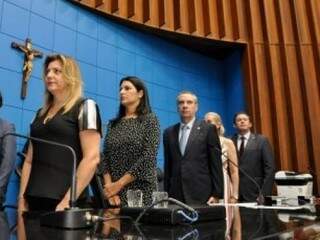 Mesa de autoridades na Assembleia Legislativa com a presença das mulheres de autoridades. (Foto: Divulgação)