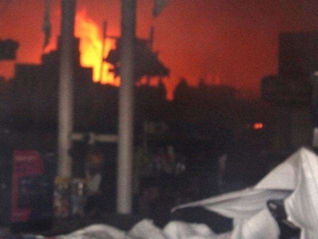Inc&ecirc;ndio seguido de explos&otilde;es destr&oacute;i supermercado rec&eacute;m-reformado