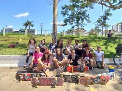 Com aulas grátis, amigas convidam mulheres para andar de skate