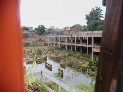 Em tempos de chuva e dengue, esqueleto de prédio preocupa vizinhos