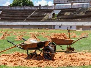 São aplicados 60 m³ de areia para tapar buracos e nivelar a grama (Foto: Henrique Kawaminami)