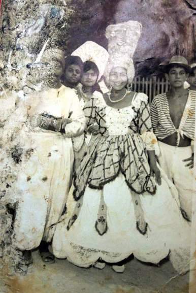 Antigos trajes de um carnaval que copiava o modelo carioca