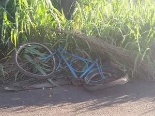Bicicleta em que a vítima estava. (Foto: Ms News) 