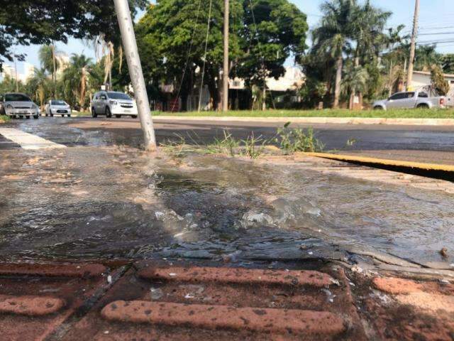 Vazamento na Avenida Mato Grosso faz &aacute;gua escorrer por duas quadras