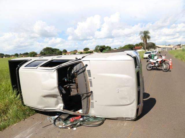 Caminhonete capota duas vezes ap&oacute;s colis&atilde;o perto da Pra&ccedil;a do Papa