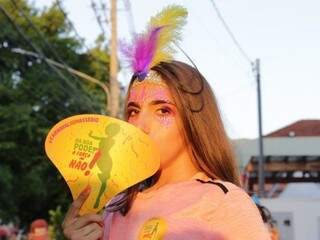 Foliã com o recado impresso em leque de papel contra o assédio durante o Carnaval. (Foto:  Kísie Ainoã)