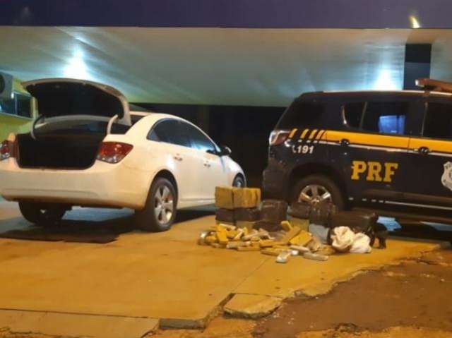 Traficante abandona carro roubado na BA com 208 quilos de maconha na BR-262