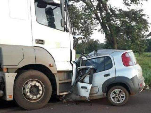 r e peão de rodeio morrem após carro bater em carreta com