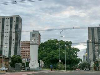 Campo Grande amanheceu com céu nublado nesta terça-feira. (Foto: Henrique Kawaminami)