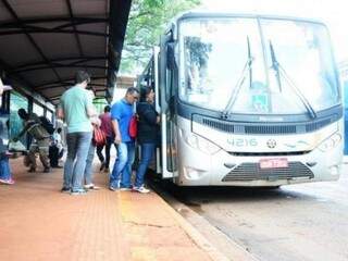 Passageiros acessando ônibus em terminal da Capital. (Foto: Arquivo) 