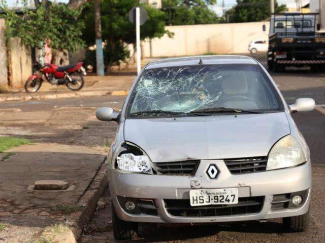 Adolescentes em moto invadem preferencial e causam acidente 