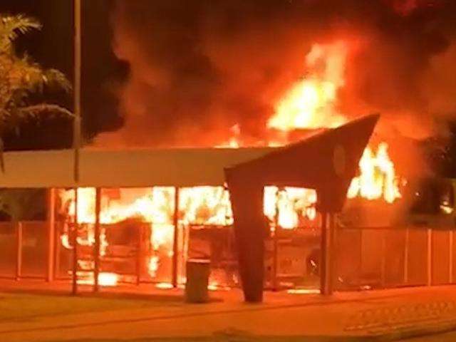 &Ocirc;nibus s&atilde;o destru&iacute;dos pelo fogo em terminal rodovi&aacute;rio de Caarap&oacute; 
