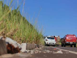 Motorista bate em meio-fio, perde controle e invade pista contr&aacute;ria 