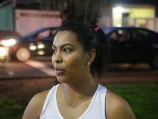 Marta Machado gosta de caminhar pela Orla Morena e diz sentir abandono do local (Foto: Marcos Maluf)