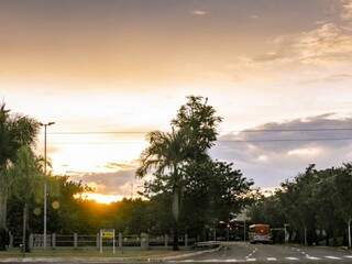 Sol nascendo em Campo Grande após chuvarada (Foto: Henrique Kawaminami)