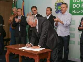 Governador Reinaldo Azambuja (PSDB) assinando a retomada do concurso, no começo de fevereiro (Foto: Marcos Maluf)