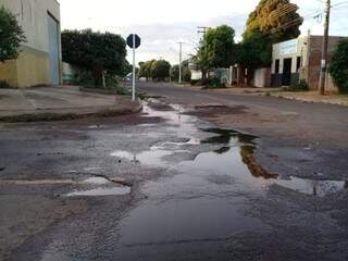 Bairro Moreninha possui alguns locias com vazamentos (Foto: Direto das Ruas)
