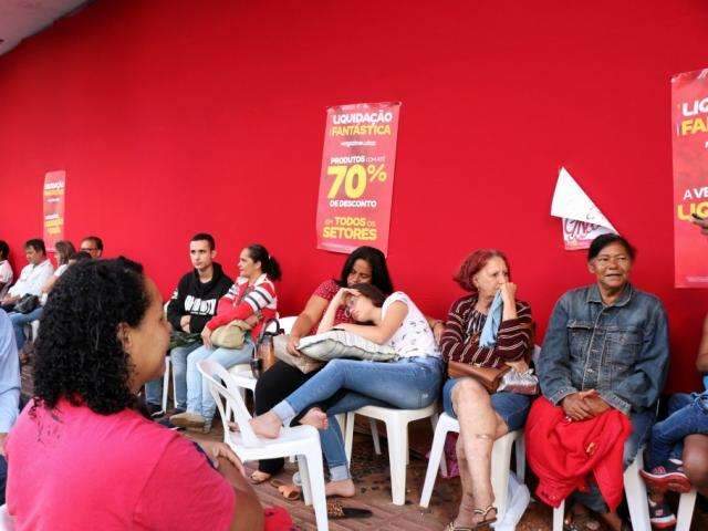 Pipoca gr&aacute;tis e papo s&atilde;o passatempos na espera de at&eacute; 20 horas por sald&atilde;o