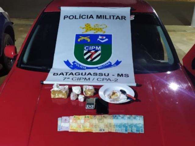 Traficante foge de abordagem e se tranca dentro de carro para n&atilde;o ser preso