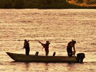 Pescadores em rios de Mato Grosso do Sul (Foto: Saul Schramm - Governo MS)