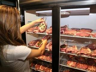 No restaurante Vitrine Grill é o cliente que escolhe o corte de carne para assar (Foto: Paulo Francis)