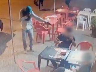 Bandido encapuzado rende funcionários e rouba pizzaria (Foto: reprodução/vídeo) 