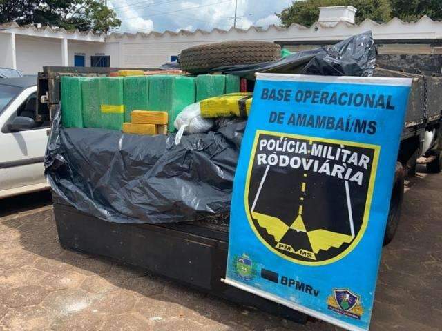 Abordagem tem cinco presos, apreens&atilde;o de ve&iacute;culos e 3 toneladas de maconha