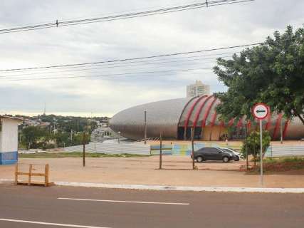 B&ecirc;bada, condutora atropela pedestre em frente ao Aqu&aacute;rio do Pantanal