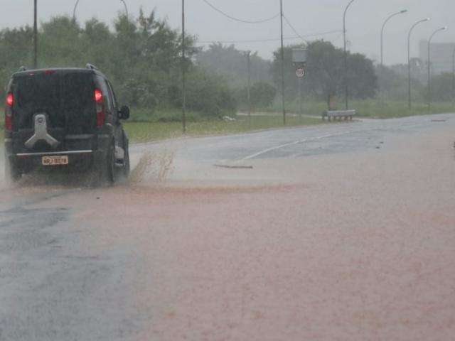 Chuva alaga Avenida Thyrson de Almeida na regi&atilde;o do Aero Rancho