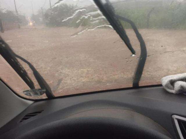 Ve&iacute;culo &eacute; arrastado por enxurrada durante temporal no Jardim Columbia