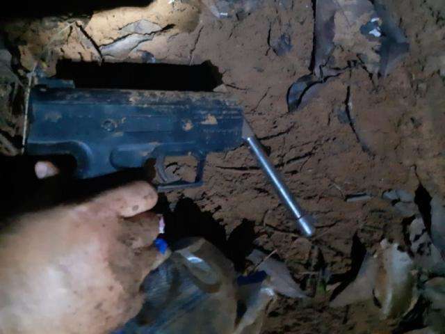Boato sobre assalto em grupos leva pol&iacute;cia a arma enterrada