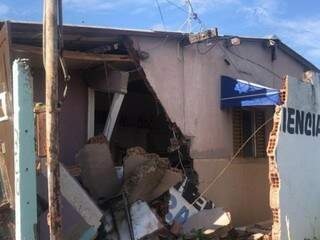 Muro e parede da casa ficaram destruídos após acidente. (Foto: Direto das Ruas)