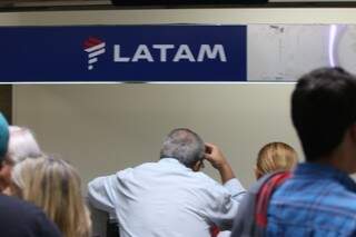 Passageiros s&atilde;o retirados de avi&atilde;o e lotam Aeroporto ap&oacute;s cancelamento
