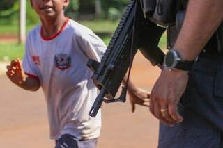 Fuzil 556 nas mãos do policial militar (Foto: Marcos Maluf)