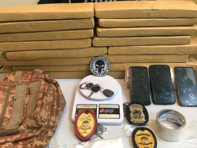 Membro do PCC tenta fugir, mas bate em viatura e acaba preso com droga 