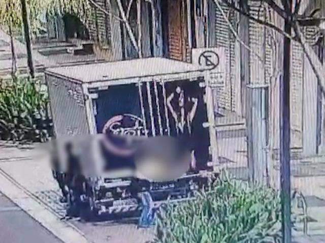 Adolescentes tentam furtar caminh&atilde;o e s&atilde;o flagrados por c&acirc;meras 