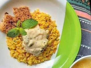 Na dieta sem carne dá para comer nhoque de batata ao molho rosê, com bife de soja à milanesa, arroz, feijão carioca e salada (Foto: Flor de Camomila)
