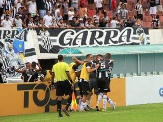 Jogadores do Operário comemoram gol que evitou derrota no domingo (Foto: Divulgação)